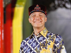 Ganjar Diberi Songkok, Simbol Diterima Anggota Keluarga Muslim Tionghoa