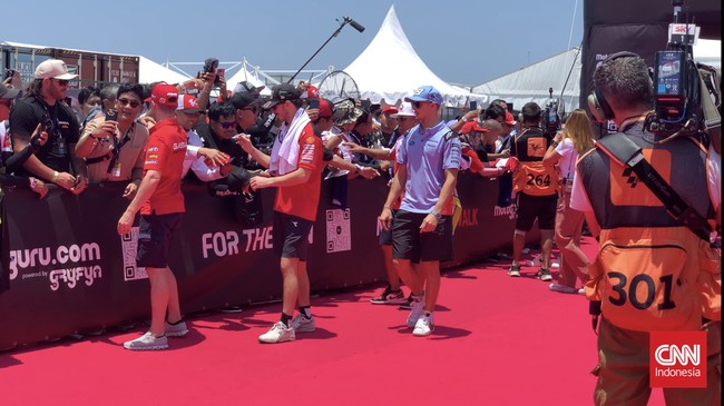 Bintang-bintang MotoGP Mandalika Pertamina Grand Prix 2023 membuat heboh dalam acara Rider Fan Parade jelang balapan Minggu (15/10) siang.