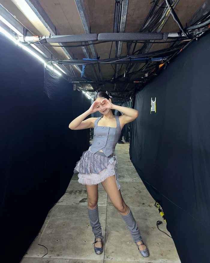 Jennie tampil anggun bak penari ballet selama tur dunia BLACKPINK Born Pink. Dengan rok mini ala tutu, leg warmer, ballet flat, dan aksesori rambut pita, Jennie menampilkan gaya balletcore dengan sempurna./ Foto: Instagram/jenniebyrubyjane