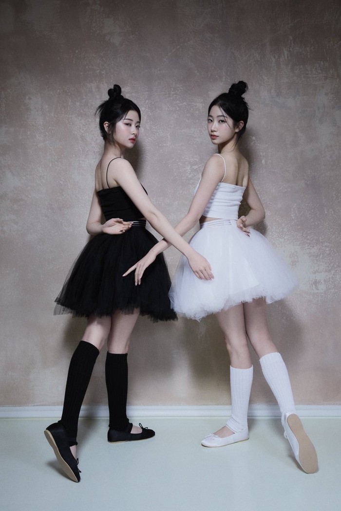 Kazuha dan Yunjin LE SSERAFIM tampil bak Odile dan Odette Swan Lake dalam balutan outfit balletcore hitam putih berikut ini. Padukan tank top, rok tutu, leg warmer, serta ballet flat warna monokrom./ Foto: Source Music