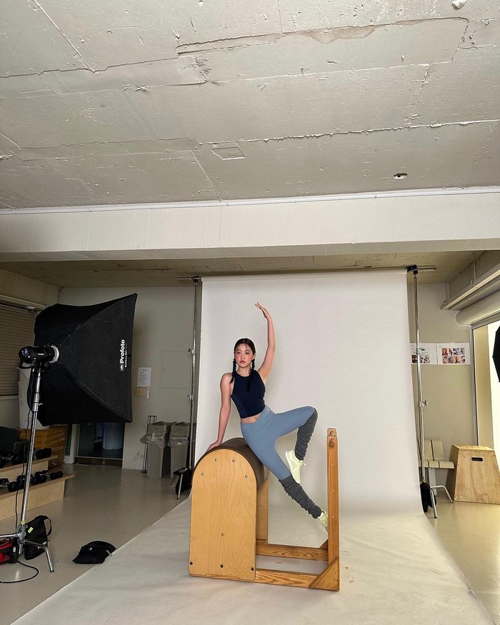 Legging yang dipadukan dengan tank top dan leg warmer ala Yeri Red Velvet ini akan membuatmu tampil bagaikan penari ballet yang sibuk latihan di studio./ Foto: Instagram/yerimiese