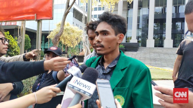Puluhan mahasiswa yang mengatasnamakan diri dari Aliansi Mahasiswa untuk Demokrasi menggelar aksi di depan gedung MK.