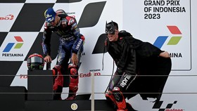 Aksi Vinales Gimik Jadi Batman di Podium MotoGP Mandalika