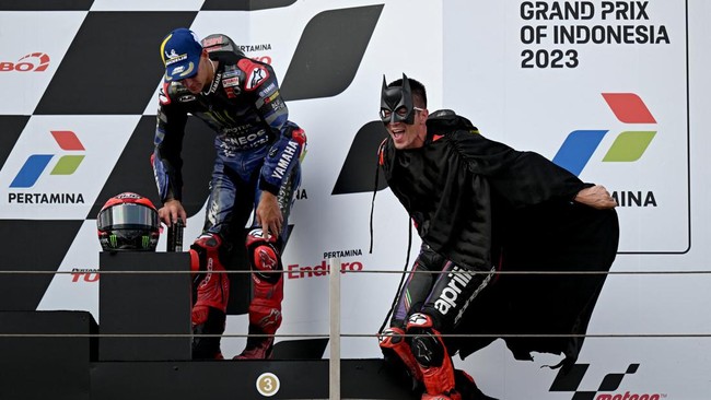Maverick Vinales membeberkan alasan tampil unik di atas podium MotoGP Mandalika Pertamina Grand Prix 2023 dengan mengenakan kostum tokoh fiksi Batman.