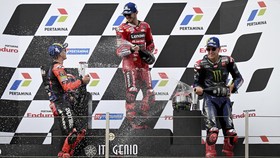 Trio Podium MotoGP Mandalika Pertamina GP Dapat Keris Pusaka Lombok