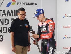 Pemenang MotoGP Dihadiahi Keris Bikinan Empu Lombok