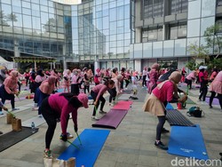 Peringati Hari Kanker Payudara, Perempuan di Surabaya Olahraga Pound Fit