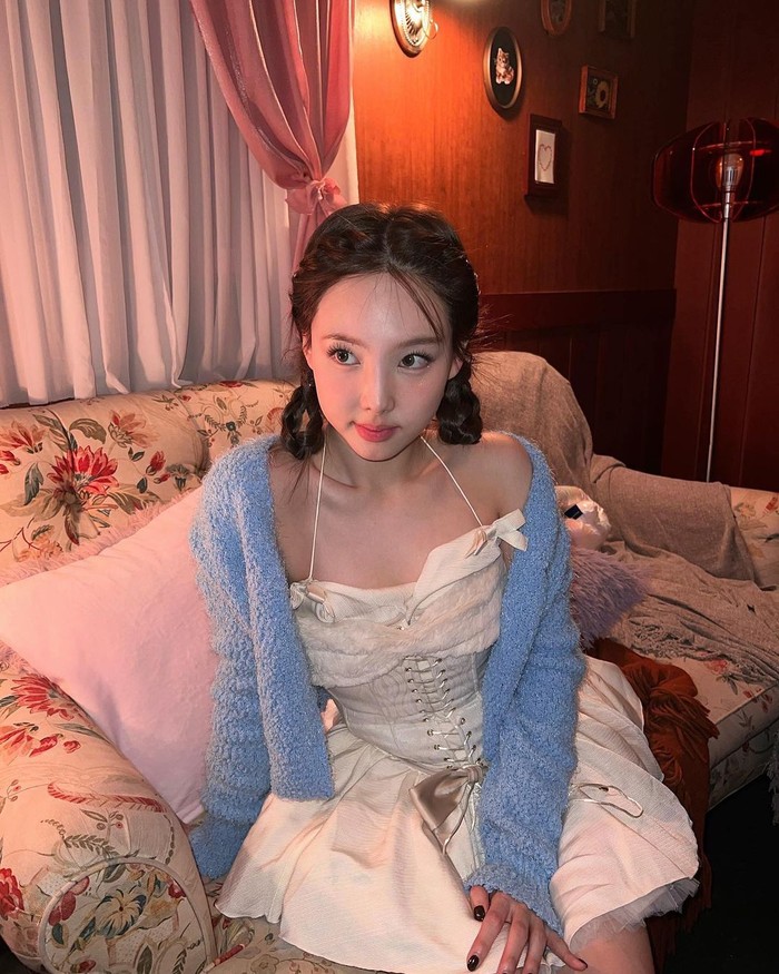 Outfit balletcore ala Nayeon TWICE ini cocok dipakai kencan atau hang out bareng teman. Dress tutu dengan aksen korset yang dipadukan cardigan baby blue membuat penampilan manis nan anggun./ Foto: Instagram/nayeonyny