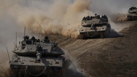 FOTO: Pasukan Israel Tunggu Komando Serbu Jalur Gaza Palestina