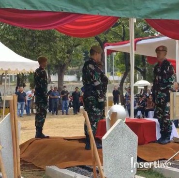 Momen Upacara Pemakaman Militer Ayah Ira & Ari Wibowo