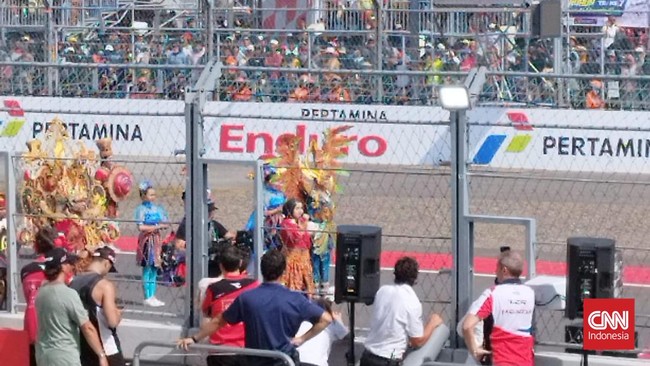 Putri Ariani berhasil menyihir jelang MotoGP Mandalika Pertamina Grand Prix 2023 saat menyanyikan lagu Indonesia Raya, Minggu (15/10).