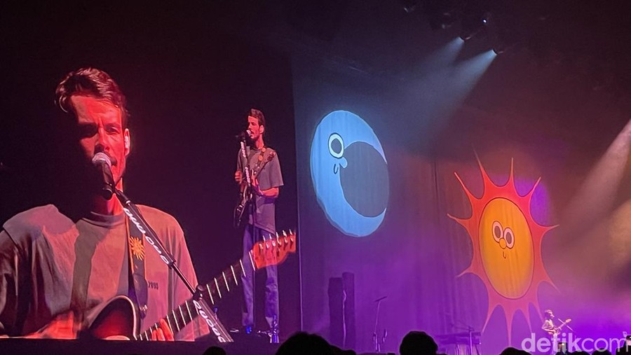Rex Orange County Rex Orange County saat konser di Jakarta.