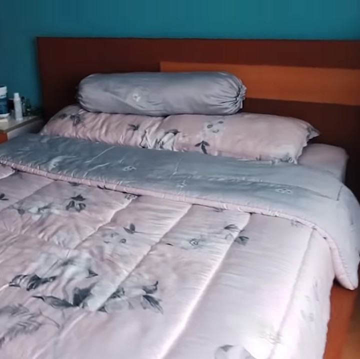 <p>Selain itu, Megan Domani juga menunjukkan kamar tidurnya yang <em>cozy.</em> Katanya, kamar ini akan direnovasi sehingga terlihat agak berantakan. (Foto: YouTube megan domani)<br /><br /><br /></p>