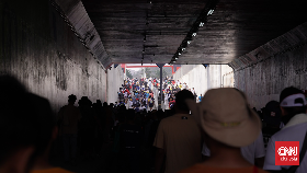Viral Fans MotoGP Nyanyi Indonesia Raya di Lorong Sirkuit Mandalika