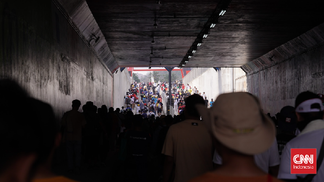 Viral ribuan penonton MotoGP kompak nyanyi Indonesia Raya sambil berjalan melewati lorong Sirkuit Mandalika.