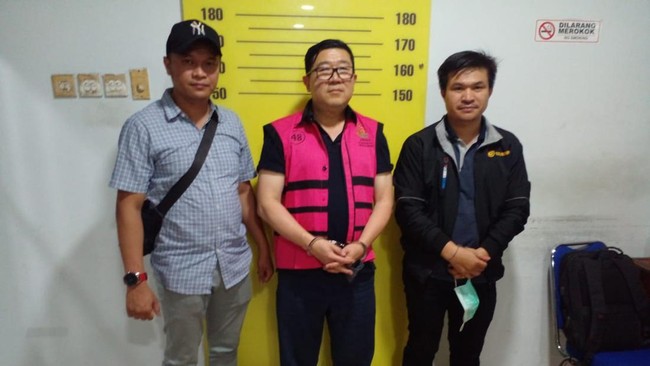 Kejagung menangkap Sadikin Rusli, Sabtu (14/10) di Surabaya, Jawa Timur. Sadikin diduga terlibat dalam kasus suap BTS Kominfo.