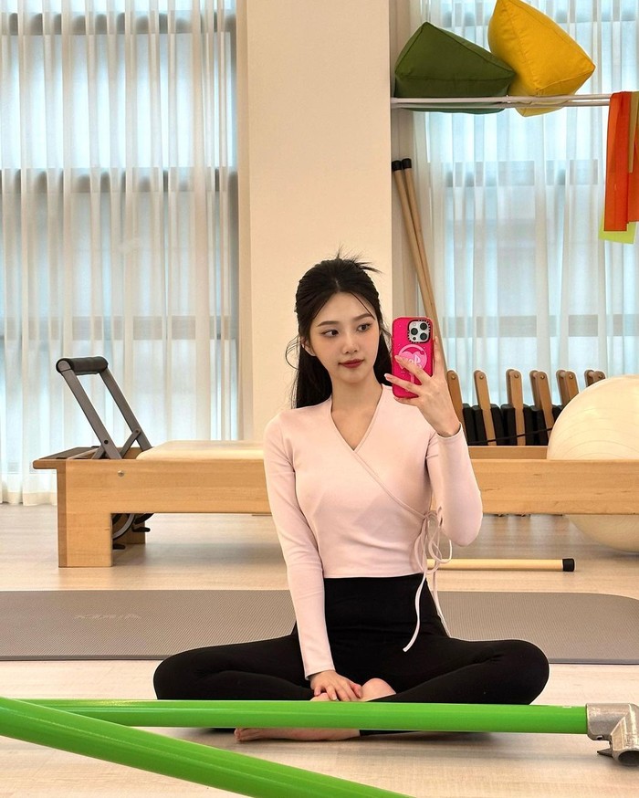 Tak cuma dengan rok, kamu juga bisa menampilkan estetika balletcore sederhana dengan memadukan legging dan wrap top pink ala Joy Red Velvet berikut ini./ Foto: Instagram/_imyour_joy