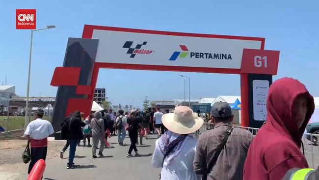 Busy Atmosphere at Mandalika MotoGP: Spectators Excited for Pertamina Grand Prix of Indonesia