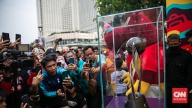 FOTO: Euforia Warga Lihat Trofi Piala Dunia U-17 di Jakarta