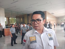 Melihat Koleksi Mobil-Motor Arteria Dahlan