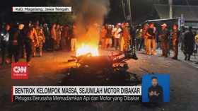 VIDEO: Bentrok Kelompok Massa, Sejumlah Motor Dibakar