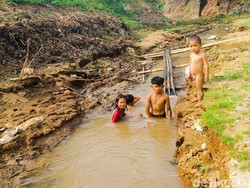 Serunya Bocah di Pelosok KBB Bermain di Aliran Sungai Cibitung yang Surut