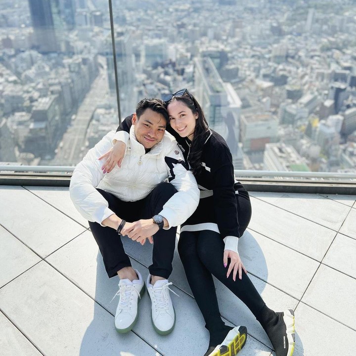 <p>Chelsea Islan dan Rob Clinton menikah pada 8 Desember 2022, Bunda. Diketahui, pasangan muda ini melangsungkan pemberkatan secara tertutup di Gereja Katedral, Jakarta Pusat. (Foto: Instagram @robclintonkardinal)<br /><br /><br /></p>