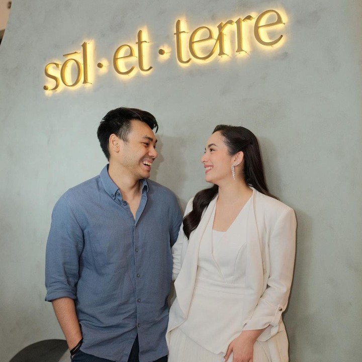 <p>Sebelumnya, Rob juga mengunggah foto bersama Chelsea dalam rangka meluncurkan bisnis perhiasan. <em>"Im so proud of you.</em> Teruslah berkarya dan menjadi inspirasi bagi banyak orang," tulisnya. (Foto: Instagram @robclintonkardinal)<br /><br /><br /></p>