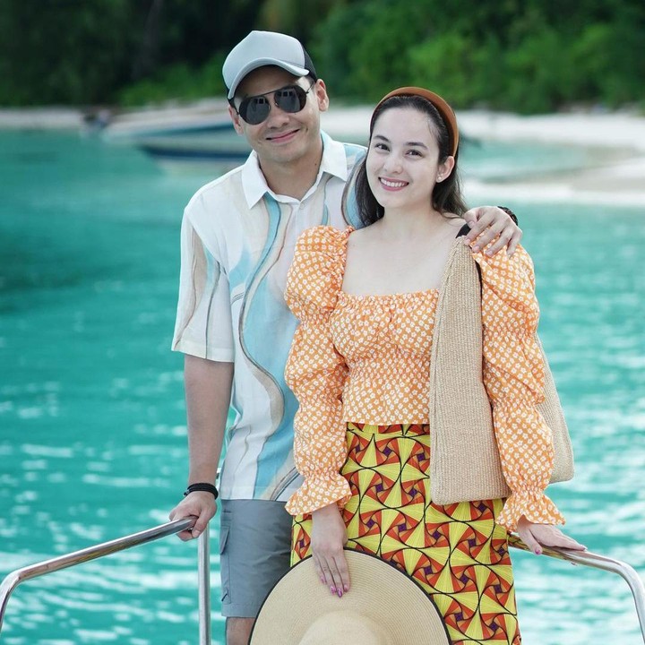 <p>Manis dan kompak ya, Bunda? Kita doakan, semoga pasangan ini selalu bahagia, langgeng, dan terus saling mendukung karier yang dijalankan, ya. (Foto: Instagram @robclintonkardinal)</p>
