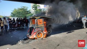 Demo Tolak Batas Usia Cawapres di Makassar, Massa Bakar Becak Motor