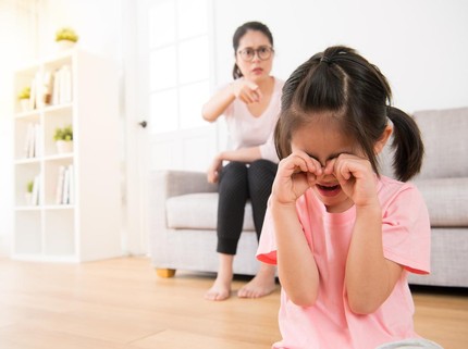 7 Kebiasan Orang Tua Membuat Otak Anak Mengecil, Termasuk Memukul & Berteriak