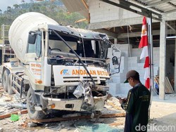 Rem Blong! Truk Molen Hantam Rumah-Motor di Turunan Wanatirta Brebes
