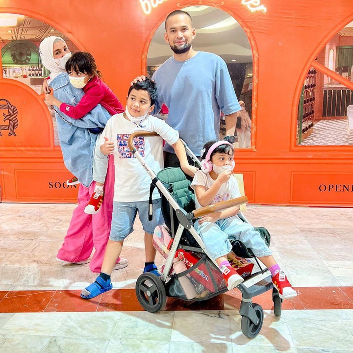 <p>Dengan kehadiran tiga anak, kebahagiaan Shireen dan Wisnu tentunya semakin bertambah. Melalui Instagram pribadinya, pasangan ini sering mengunggah aktivitas sehari-harinya, termasuk ketika menghabiskan waktu bersama keluarga. (Foto: Instagram@shireensungkar)</p>