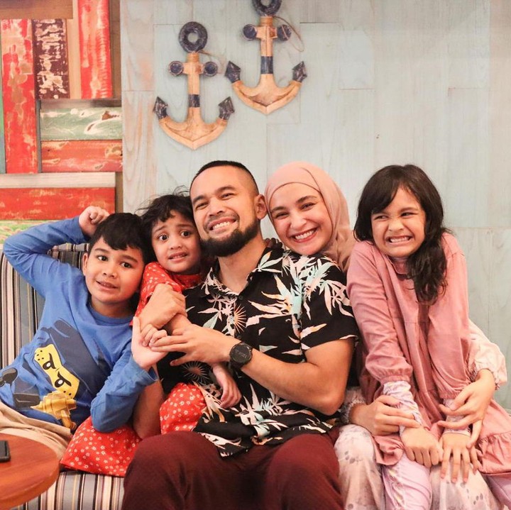 <p>Memiliki keturunan Padang dari sang Shireen dan Aceh dari Wisnu, tak heran jika ketiga anak mereka memiliki paras tampan dan cantik yang menggemaskan, ya, Bunda. (Foto: Instagram@shireensungkar)</p>
