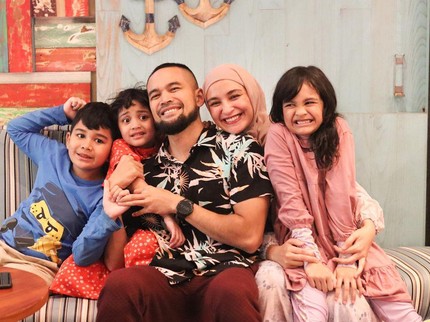 7 Potret Shireen Sungkar dan Teuku Wisnu Bareng 3 Anak, Si Bungsu Jarang Terlihat