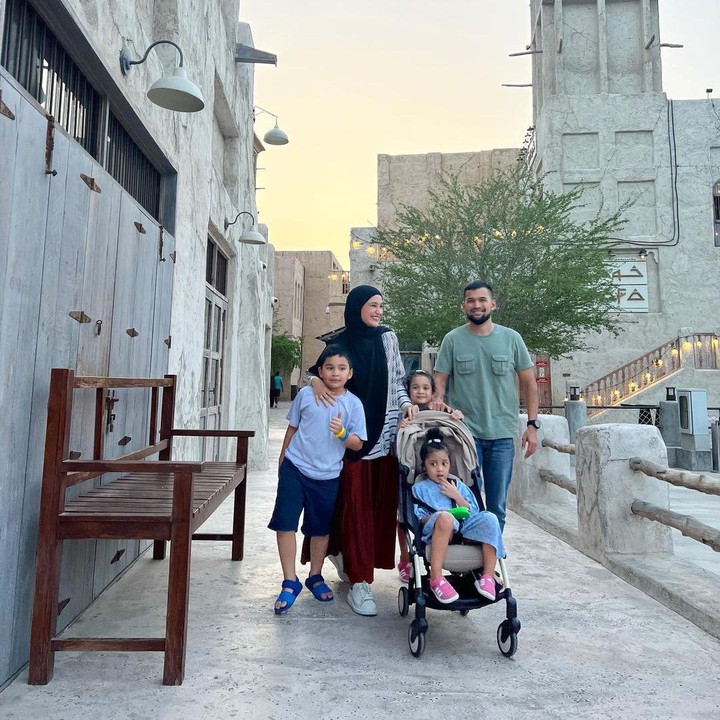 <p>Mereka pun sering bepergian ke luar kota atau negeri untuk liburan bersama anak-anak tersayangnya. Seperti potret yang satu ini ketika mereka tengah berlibur ke Dubai. (Foto: Instagram@shireensungkar)</p>