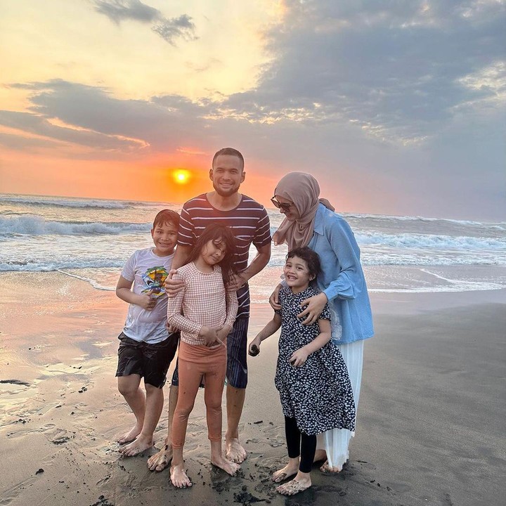 <p>Di tengah kesibukan Shireen dan Wisnu yang berprofesi sebagai figur publik, mereka tidak ingin melewatkan waktu berharga bersama ketiga anaknya. "<em>MasyaaAllah tabarakAllah.</em> Foto indah yang dibalik nya banyak drama ya bun. <em>Alhamdulillah</em> akhirnya bisa foto berlima," tulis Shireen sebagai keterangan fotonya.  (Foto: Instagram@shireensungkar)</p>