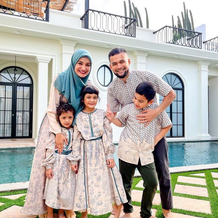 <p>Anak bungsu Shireen pun jarang terlihat. Shireen mengungkapkan jika putrinya yang satu ini termasuk anak yang pemalu. "Btw dek sya itu pemalu dan <em>gak</em> suka ramai<br />Tapi <em>masyaAllah</em> kalo sama pantai <em>happy</em>-nya minta ampun. <em>Gak</em> peduli rame atau <em>gak</em> pantainya," tulis Shireen. (Foto: Instagram@shireensungkar)</p>
