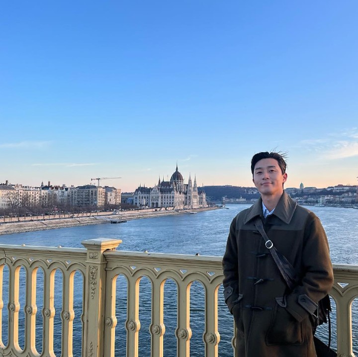 <p>Ketampanan yang tiada tanding ditambah indahnya awan dan backgorund air menambah pesona Park Seo Joon. Semakin menawan ya, Bunda. (Foto: Instagram @bn_sj2013)</p>