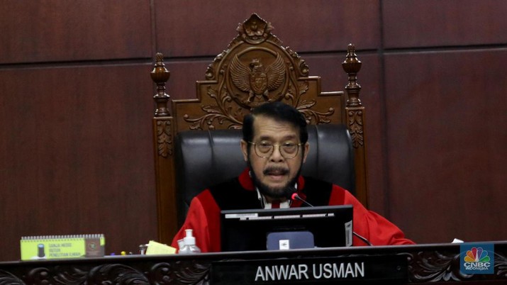 Ketua Mahkamah Konstitusi Anwar Usman saat memimpin sidang putusan batas umur Capres dan Cawapres di gedung Mahkamah Konstitusi, Jakarta, Senin (16/10/2023). (CNBC Indonesia/Muhammad Sabki)