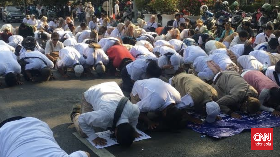 Massa Aksi Sujud Usai MK Terima Syarat Kepala Daerah Jadi Cawapres