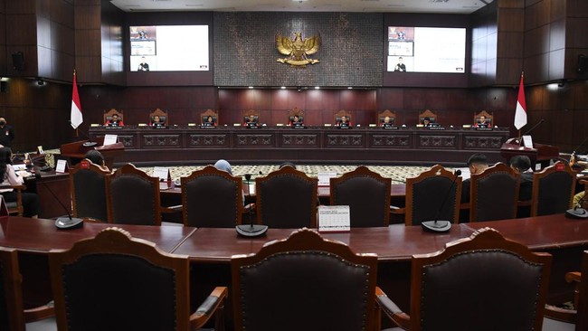 Pakar Hukum Tata Negara Feri Amsari menilai putusan MK tersebut tak ubahnya karpet merah bagi anak Presiden Jokowi, Gibran untuk maju di Pilpres 2024.