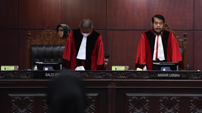 Mahkamah Konstitusi tidak menerima dua gugatan batas usia minimal capres-cawapres dari yang semula 40 tahun menjadi 21 tahun dan 25 tahun.
