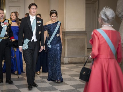 Ingin Jadi Cinderella, Perempuan Ini Tinggalkan Sepatu di Acara Ultah Pangeran Denmark
