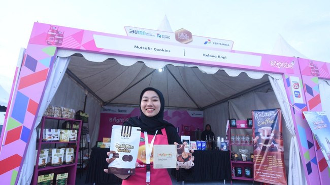omzet penjualan usaha mikro, kecil dan menengah (UMKM) binaan Pertamina meroket 53 persen atau senilai Rp689 juta dalam Pertamina Grand Prix of Indonesia 2023.