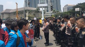 Polisi Sekat Massa Pendukung dan Penolak MK soal Usia Capres-Cawapres