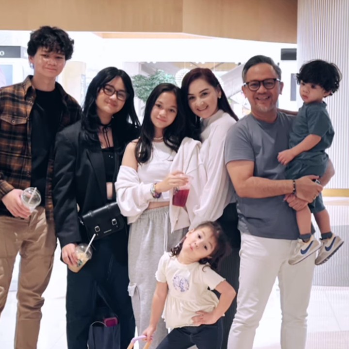 <p>Setelah menikah dengan Indra Brasco pada tahun 2002, Mona Ratuliu dikaruniai empat orang anak. Anak pertama Mona dan Indra yang lahir pada 11 Juni 2003 diberi nama Davina Syafa Felisa. (Foto: Instagram: @indrabrasco)</p>