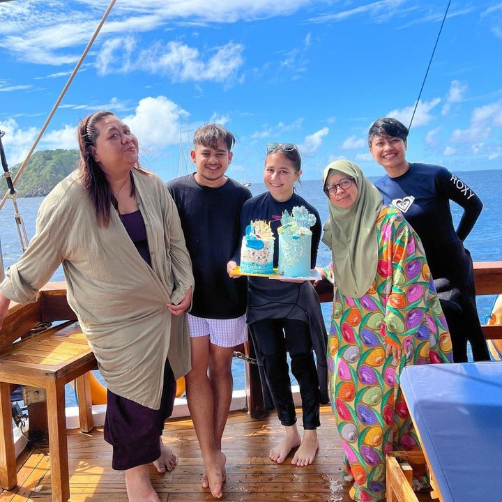 <p>Tak sendirian, Prilly turut ditemani oleh keluarganya, Bunda. Sang adik, Raja Latuconsina, bahkan terlihat berpose bersama. (Foto: Instagram: @prillylatuconsina96)</p>