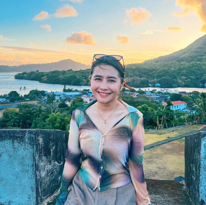 <p>"<em>Barakallah fii umrik</em> Prilly, sehat selalu dan bahagia lahir dan batin, amiin," kata seorang netizen. "<em>Happy birthday my</em> idola, panjang umur sehat selalu, semoga cepat dapat jodoh, aminn," doa netizen lainnya. (Foto: Instagram: @prillylatuconsina96)</p>
