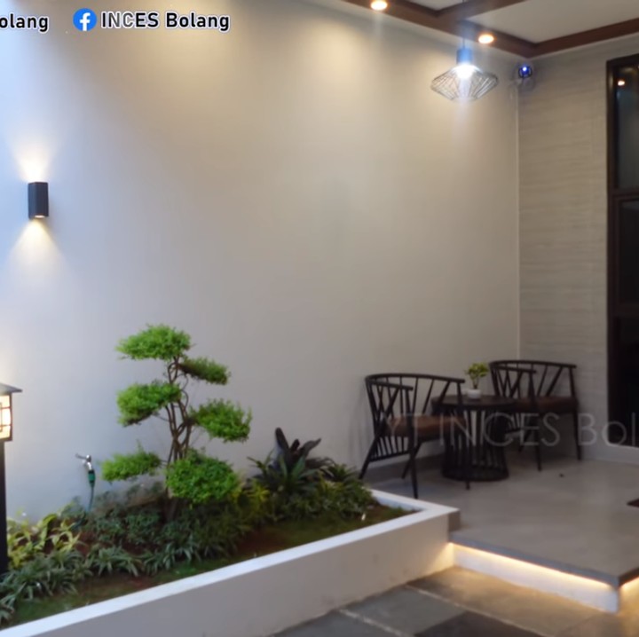 <p>Meski berada di dalam gang, rumah ini terlihat mewah dan luas, Bunda. Diungkap Bunda seorang anak tersebut, hunian miliknya ini memiliki lebar 5,6 meter dan panjang 24 meter. "Jadi total tanahnya tuh kalau dihitung 134 m persegi," tuturnya.(Foto: YouTube Inces Bolang)<br /><br /><br /></p>